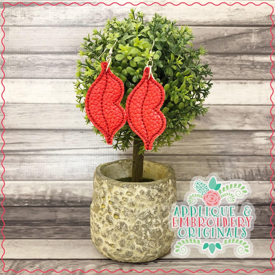 AEO 2325 Lips Earrings 1