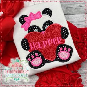 2913 Panda Holding Heart Applique Design